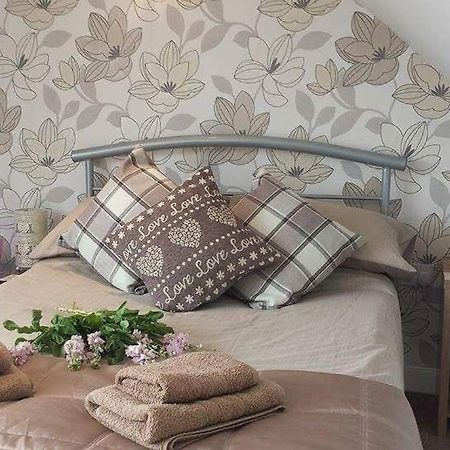 Carvetii - Gemini House - 4 Bed House Sleeps Up To 8 People Tillicoultry Exterior foto